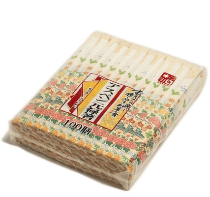 O dia cortou gêmeos em volta dos hashis de bambu descartáveis para o restaurante