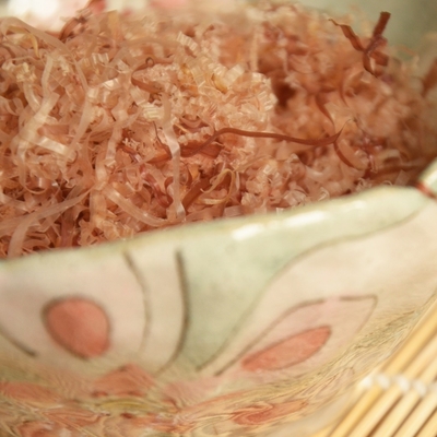 o peixe japonês de Katsuobushi do bonito do OEM 100g lasca-se aditivo de alimento livre